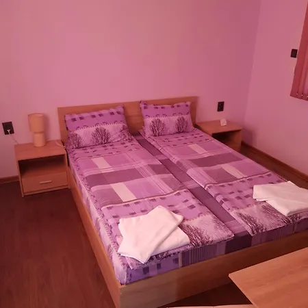 еко בקתה Trŭn